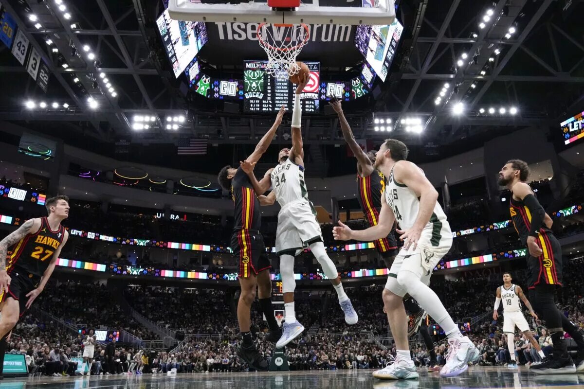Milwaukee Bucks forward Giannis Antetokounmpo (34) shoots against Atlanta Hawks
