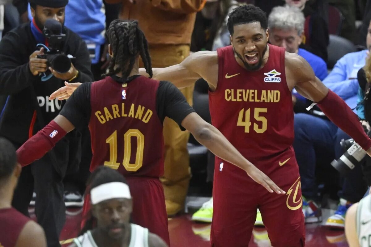 Cleveland Cavaliers guard Darius Garland (10) and guard Donovan Mitchell