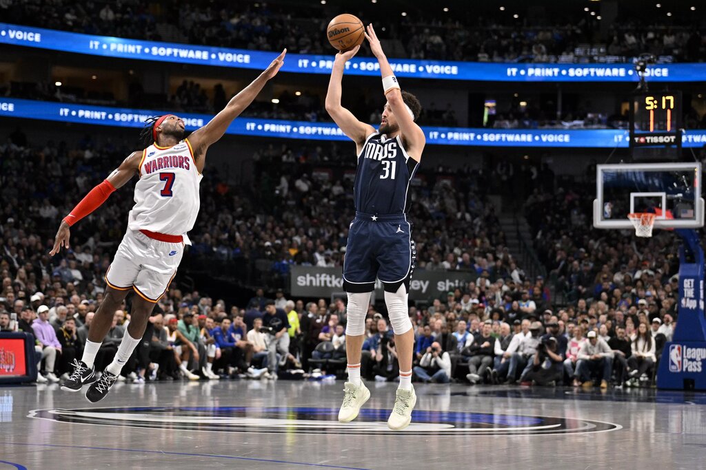 Buddy Hield guards Klay Thompson as he makes a three-pointer. 