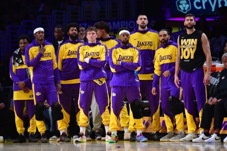 Los Angeles Lakers bench watches as guard Luka Doncic (77)