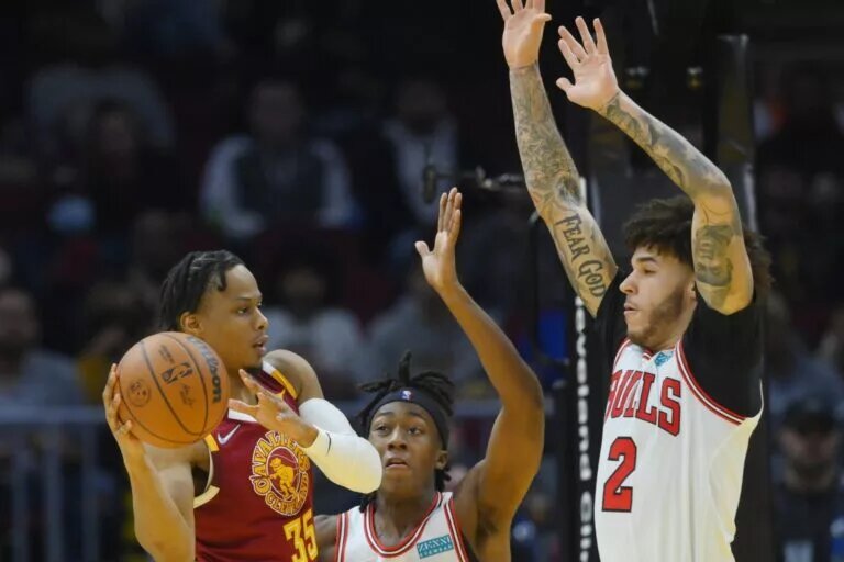 Chicago Bulls wing Isaac Okoro and Cleveland Cavaliers guard Lonzo Ball before trade