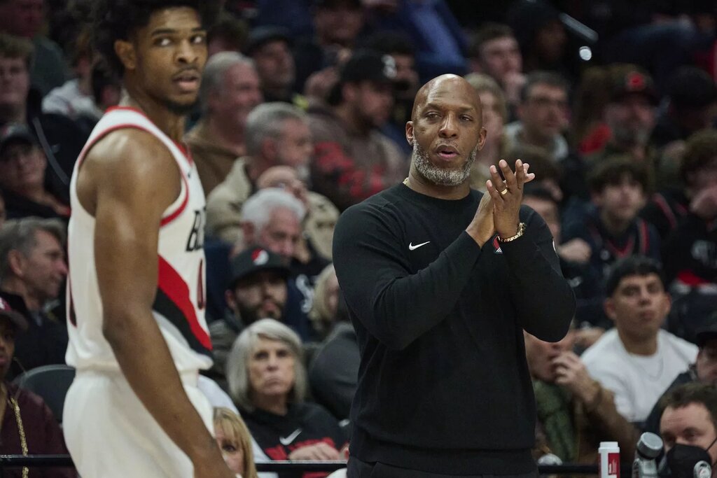 Portland Trail Blazers head coach Chauncey Billups encourages guard Scoot Henderson (00) during the second half against the LA Clippers at Moda Center.