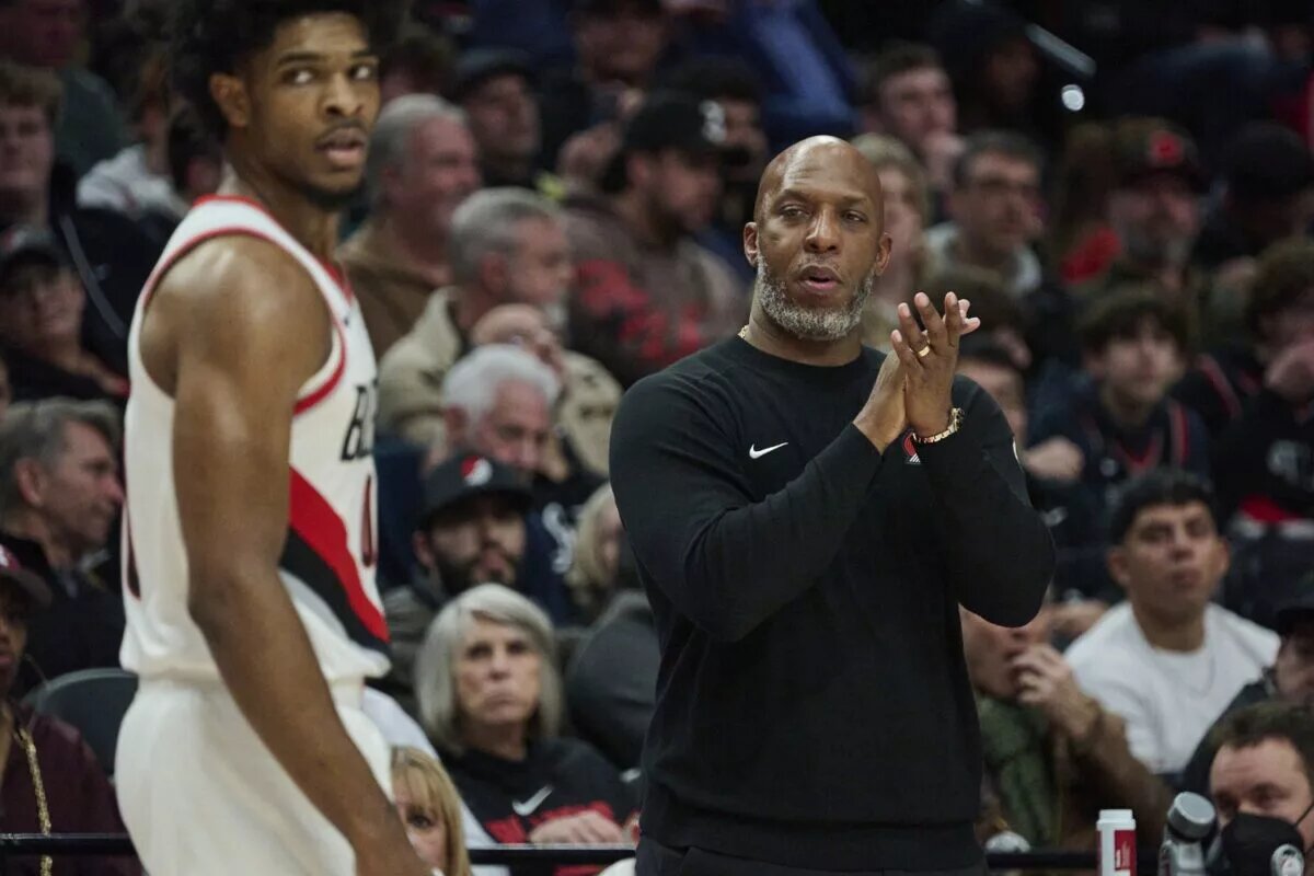 Portland Trail Blazers head coach Chauncey Billups encourages guard Scoot Henderson (00) during the second half against the LA Clippers at Moda Center.