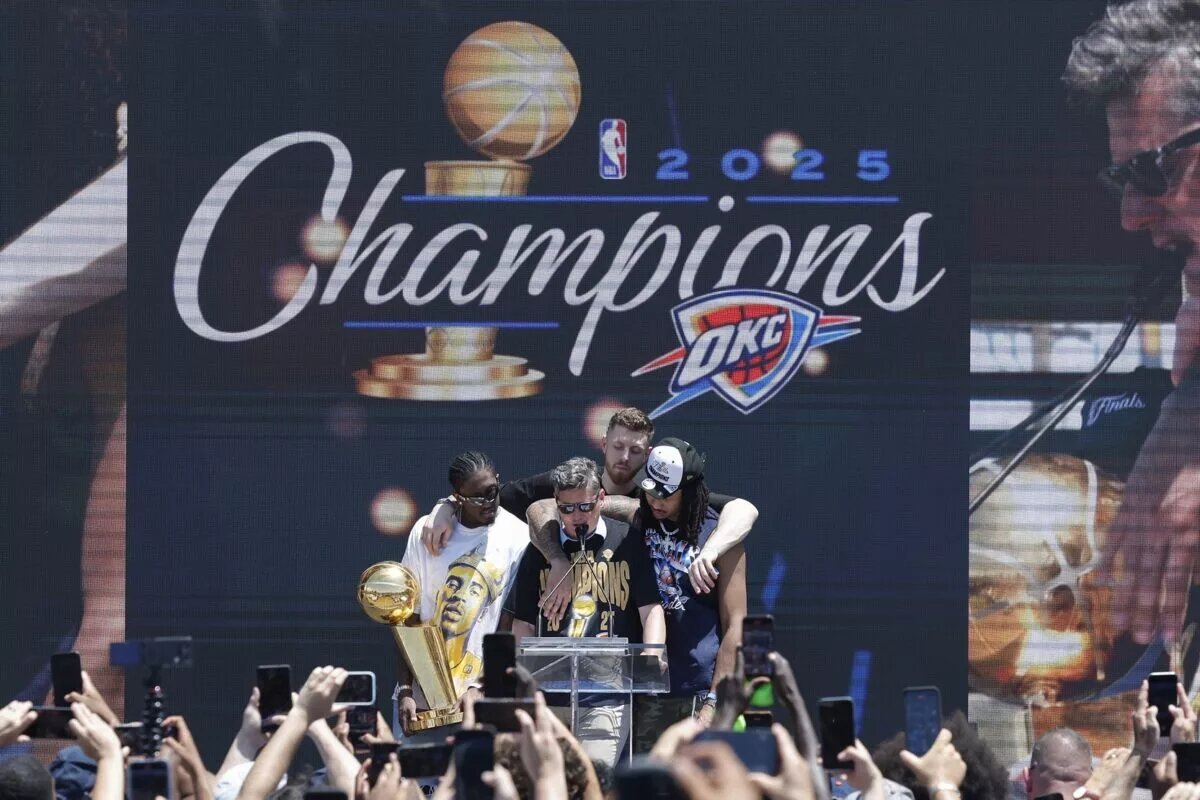 Jun 24, 2025; Oklahoma City, OK, USA; Oklahoma City Thunder forward Jalen Williams, left, Oklahoma City Thunder center Isaiah Hartenstein, back, and Oklahoma City Thunder forward Jaylin Williams, right, gather around Oklahoma City Mayor David Holt during the Oklahoma City Thunder Champions parade closing ceremony at Scissortail Park. Mandatory Credit: Alonzo Adams-Imagn Images