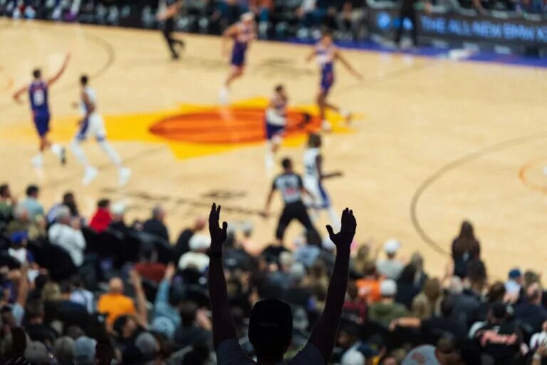 Phoenix Suns players and fans