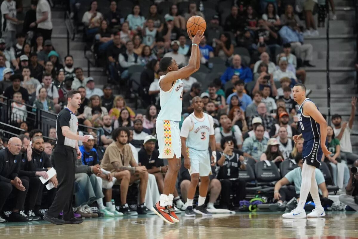 De'aaron fox has signed a four-year, $229 million max extension with the San Antonio Spurs