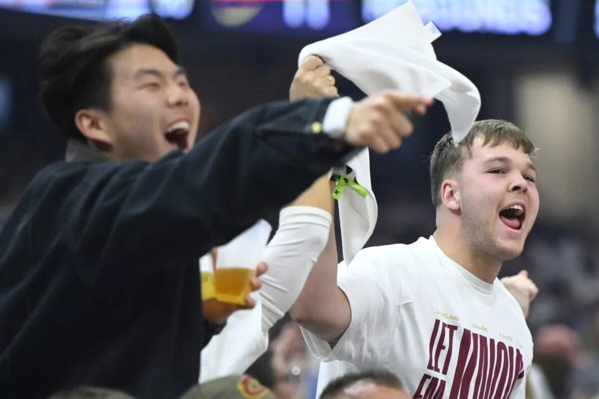 Cleveland Cavaliers fans cheer