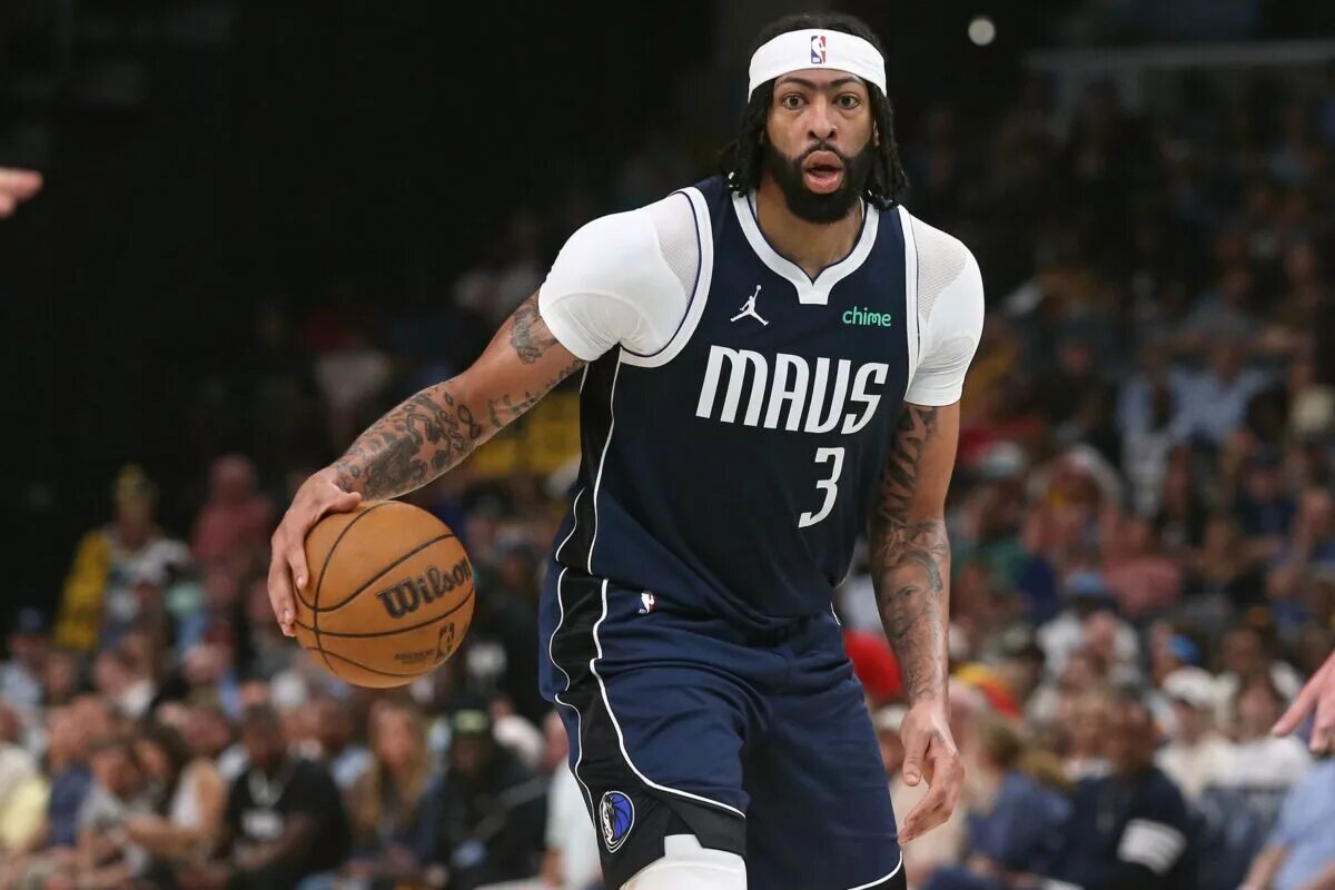 Dallas Mavericks forward Anthony Davis