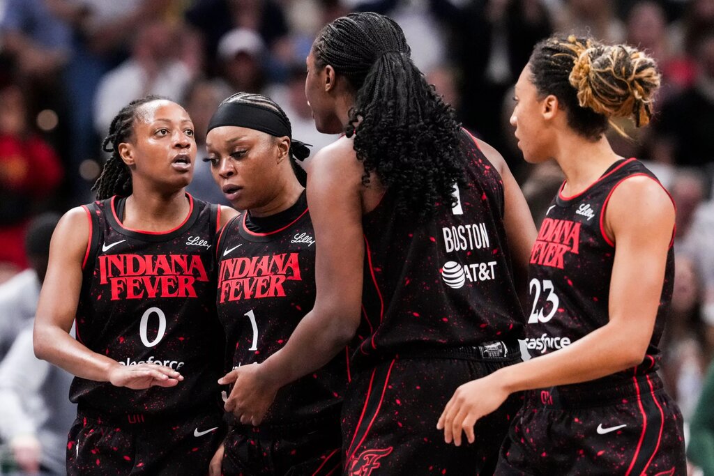 Indiana Fever guard Kelsey Mitchell (0) talks to the team Tuesday, Aug. 26, 2025, during a game between the Indiana Fever and the Seattle Storm at Gainbridge Fieldhouse in Indianapolis. © Grace Smith/IndyStar / USA TODAY NETWORK via Imagn Images