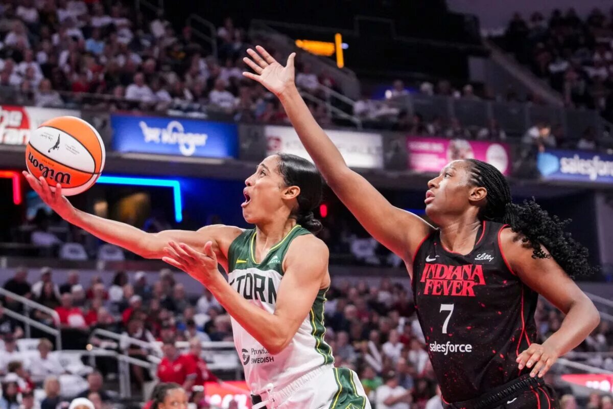 Seattle Storm guard Skylar Diggins (4) goes up for a basket against Indiana Fever forward Aliyah Boston (7) on Tuesday, Aug. 26, 2025, during a game between the Indiana Fever and the Seattle Storm at Gainbridge Fieldhouse in Indianapolis. The Indiana Fever defeated the Seattle Storm, 95-75.