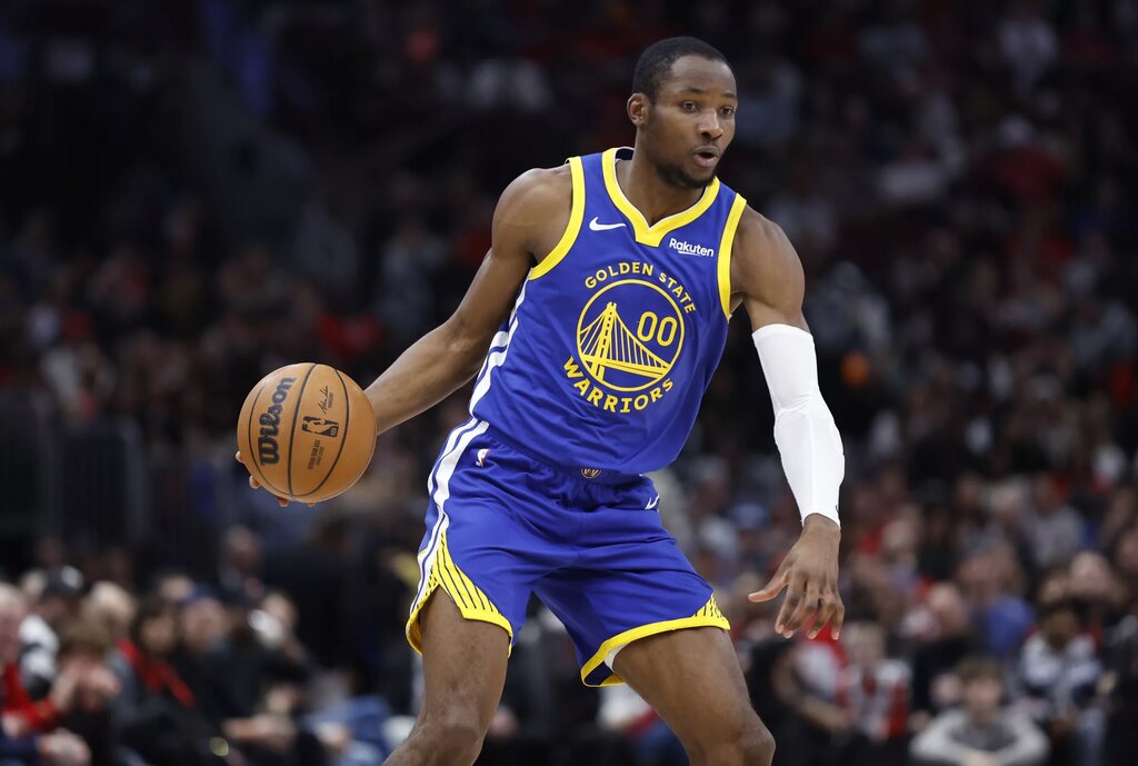 Golden State Warriors forward Jonathan Kuminga plays against the Chicago Bulls