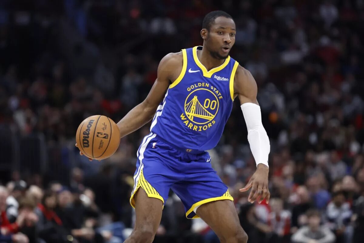Golden State Warriors forward Jonathan Kuminga plays against the Chicago Bulls