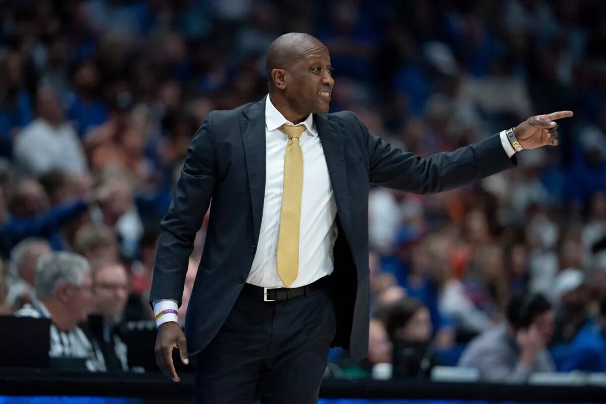 Missouri head coach Dennis Gates