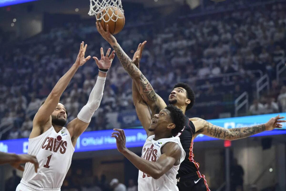 De'andre hunter replacing Max strus in the starting lineup is a key storyline entering training camp