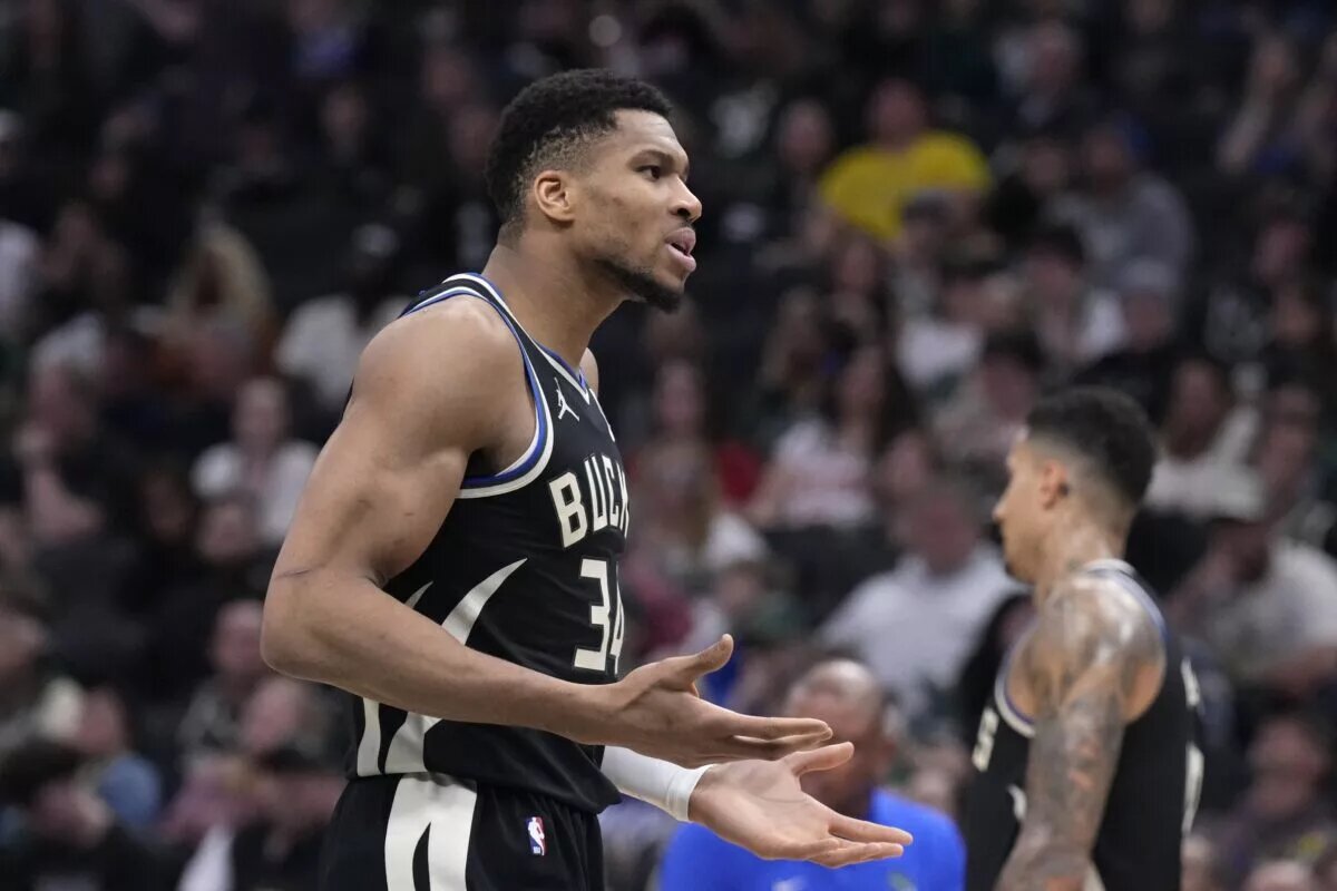 Milwaukee Bucks forward Giannis Antetokounmpo playing against New York Knicks