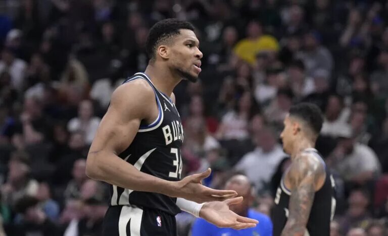 Milwaukee Bucks forward Giannis Antetokounmpo playing against New York Knicks