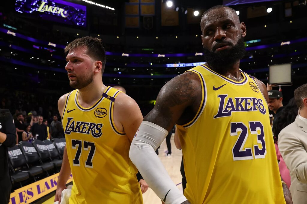 Los Angeles Lakers guard Luka Doncic (77) and Los Angeles Lakers forward LeBron James