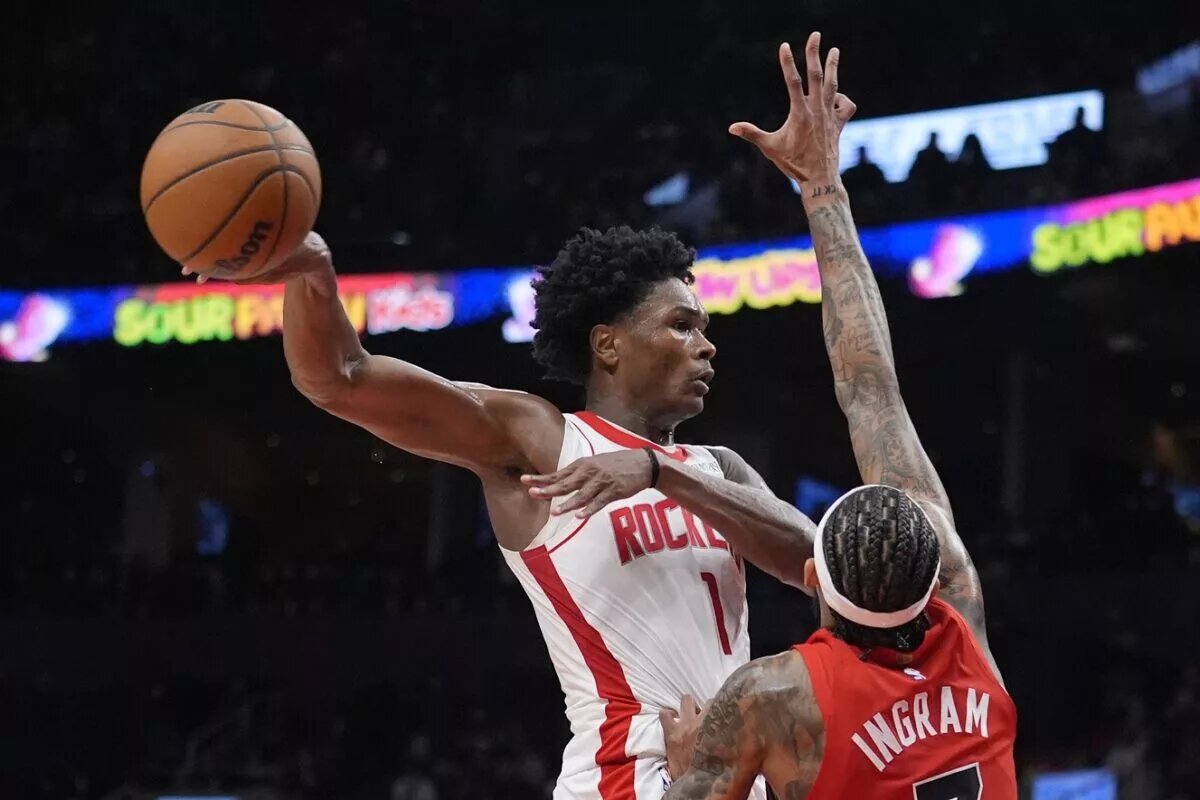 Oct 29, 2025; Toronto, Ontario, CAN; Houston Rockets forward Amen Thompson (1) does a no-look pass against Toronto Raptors forward Brandon Ingram (3) during the second half at Scotiabank Arena. Mandatory Credit: John E. Sokolowski-Imagn Images