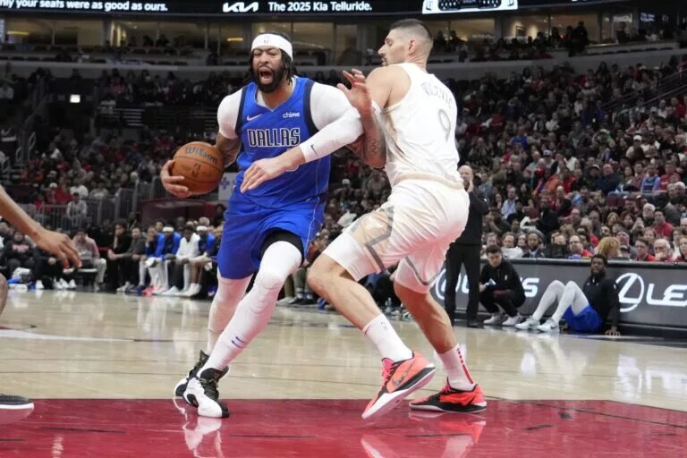 Chicago Bulls center Nikola Vucevic (9) defends Dallas Mavericks forward Anthony Davis (3) during the second half at United Center.