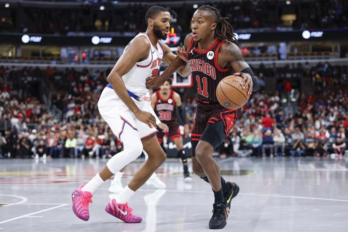 Oct 31, 2025; Chicago, Illinois, USA; Chicago Bulls guard Ayo Dosunmu (11) drives to the basket against New York Knicks guard Mikal Bridges (25) during the first half at United Center. Mandatory Credit: Kamil Krzaczynski-Imagn Images