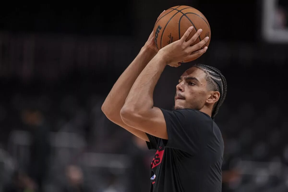 Atlanta Hawks forward Asa Newell (14) warms up prior to the game against the Los Angeles Lakers at State Farm Arena.