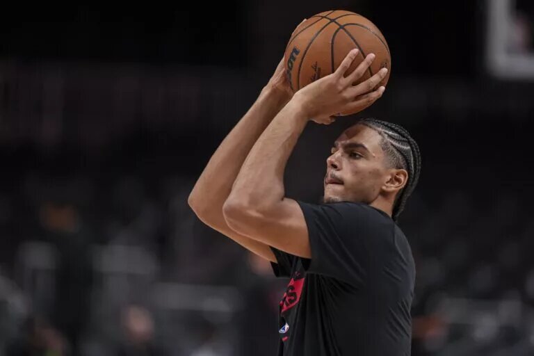Atlanta Hawks forward Asa Newell (14) warms up prior to the game against the Los Angeles Lakers at State Farm Arena.
