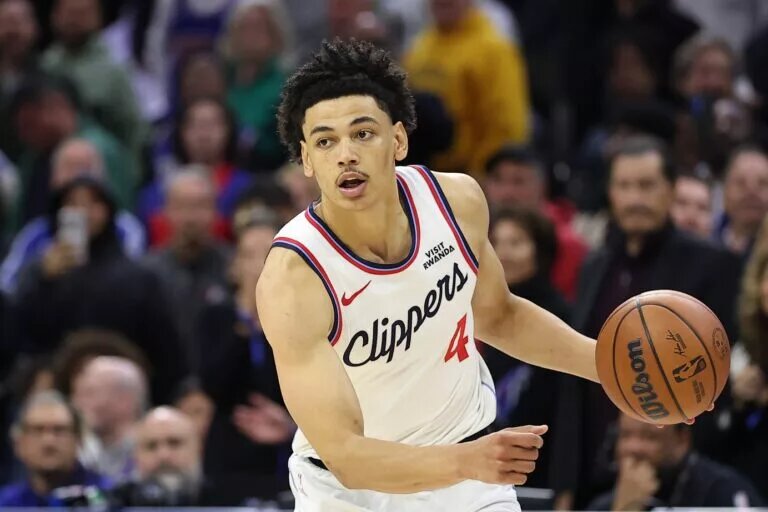 Nov 17, 2025; Philadelphia, Pennsylvania, USA; LA Clippers guard Kobe Sanders (4) in action against the Philadelphia 76ers during the fourth quarter at Xfinity Mobile Arena. Mandatory Credit: Bill Streicher-Imagn Images