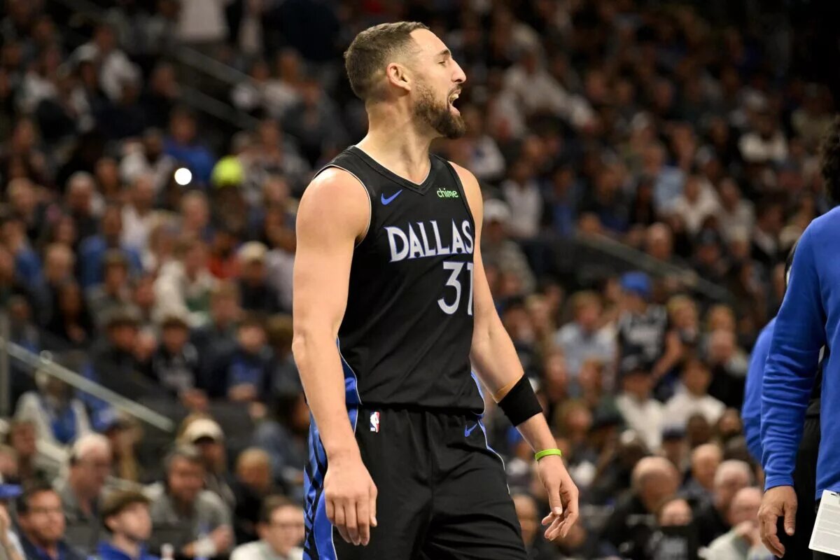 Dallas Mavericks guard Klay Thompson (31) yells at Memphis Grizzlies guard Vince Williams Jr. (not pictured) during the second half at the American Airlines Center.