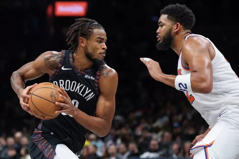 Brooklyn Nets center Nic Claxton (33) is guarded by New York Knicks center Karl-Anthony Towns (32) during the second half at Barclays Center.
