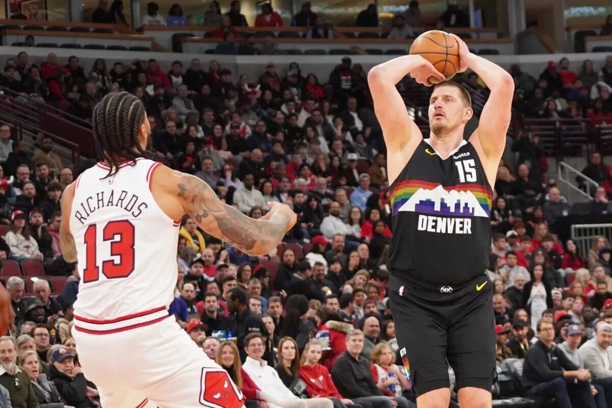Denver Nuggets center Nikola Jokic (15) makes a three point basket over Chicago Bulls center Nick Richards (13) during the first half at United Center.