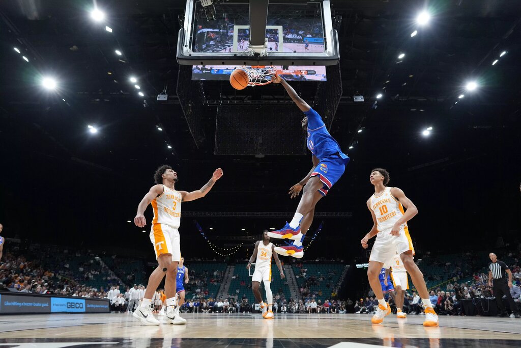 Kansas Jayhawks forward Flory Bidunga (40) dunks the ball in the second half against the Tennessee Volunteers in the 2025 Players Era Festival third place game at MGM Grand Garden Arena.