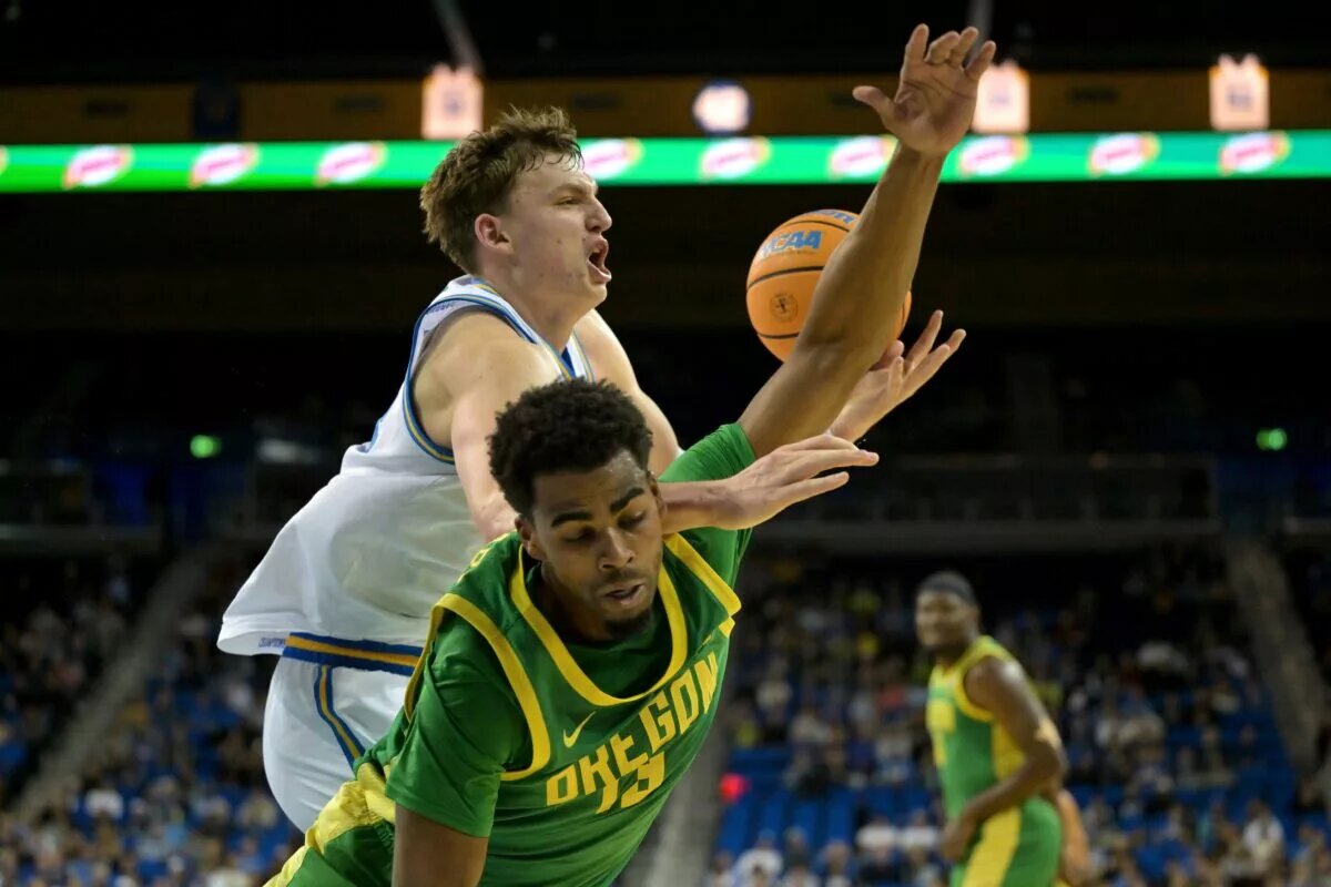 Oregon Ducks forward Sean Stewart (13) and UCLA Bruins forward Tyler Bilodeau (34) battle for a rebound during the second half at Pauley Pavilion presented by Wescom Financial.