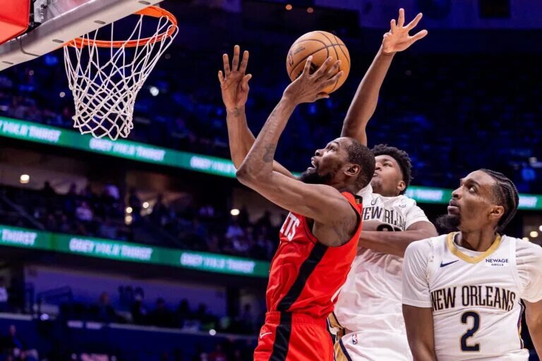 Dec 18, 2025; New Orleans, Louisiana, USA; Houston Rockets forward Kevin Durant (7) drives to the basket against New Orleans Pelicans center Derik Queen (22) during the second half at Smoothie King Center. Mandatory Credit: Stephen Lew-Imagn Images
