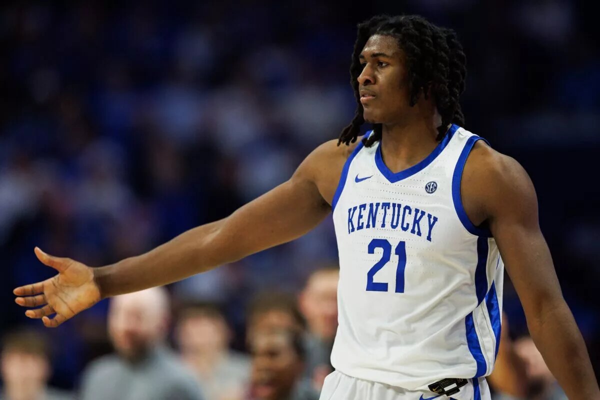 Kentucky Wildcats forward Jayden Quaintance (21) fives a teammate during the first half against the Bellarmine Knights at Rupp Arena at Central Bank Center.