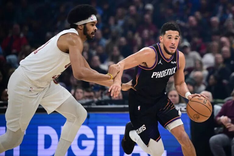 Dec 31, 2025; Cleveland, Ohio, USA; Phoenix Suns guard Devin Booker (1) drives open Cleveland Cavaliers center Jarrett Allen (31) during the first half at Rocket Arena. Mandatory Credit: David Dermer-Imagn Images
