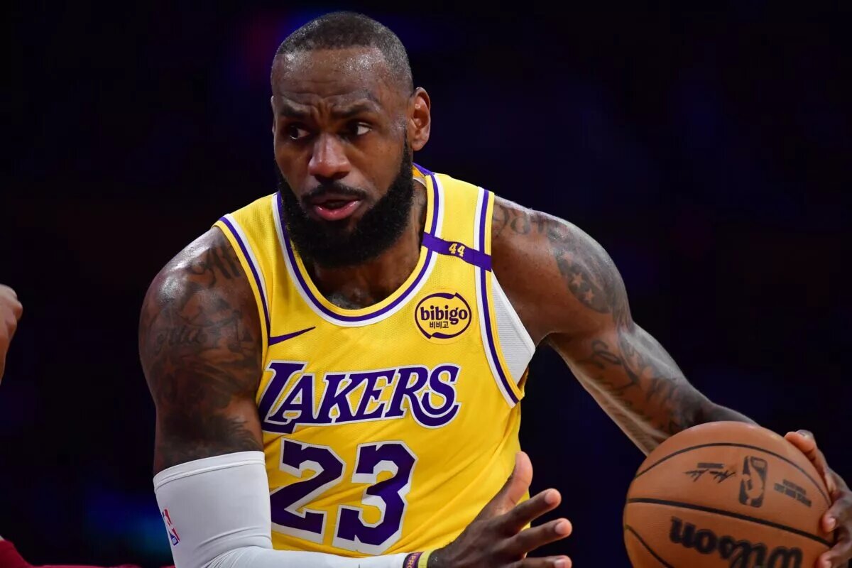 Los Angeles Lakers forward LeBron James attempts to score against Cleveland Cavaliers