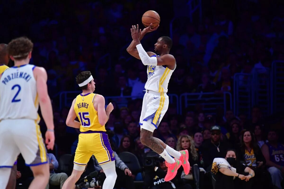 Golden State Warriors trade candidates Jonathan Kuminga shoots over Los Angeles Lakers defense