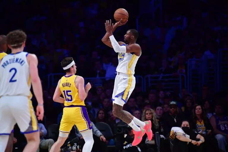 Golden State Warriors trade candidates Jonathan Kuminga shoots over Los Angeles Lakers defense