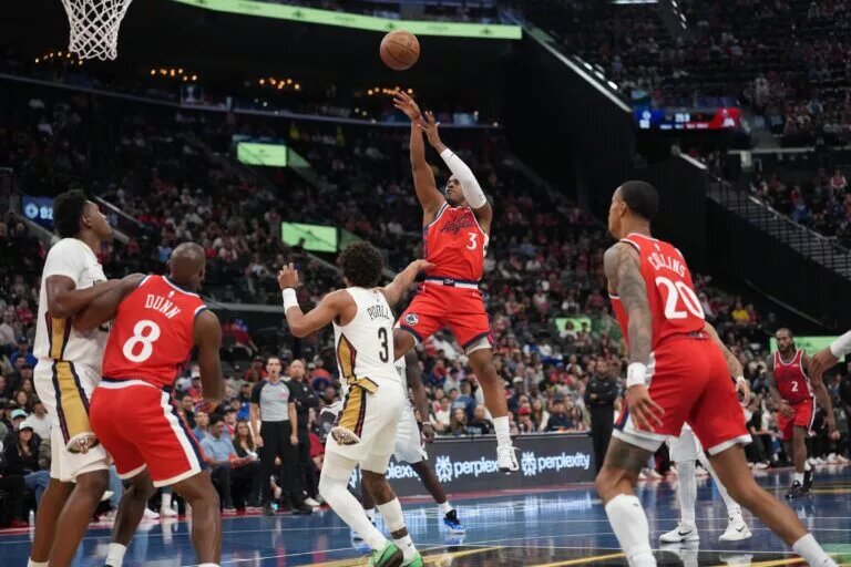 Los Angeles Clippers trade candidate Chris Paul shoots against New Orleans Pelicans defense