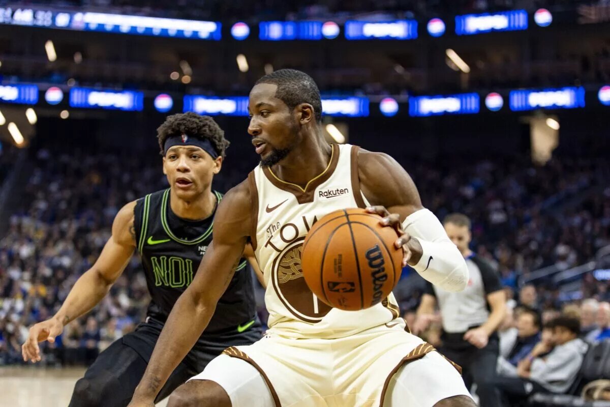 Nov 29, 2025; San Francisco, California, USA; Golden State Warriors forward Jonathan Kuminga (1) controls the ball in front of New Orleans Pelicans guard Jeremiah Fears (0) during the third quarter at Chase Center. Mandatory Credit: John Hefti-Imagn Images