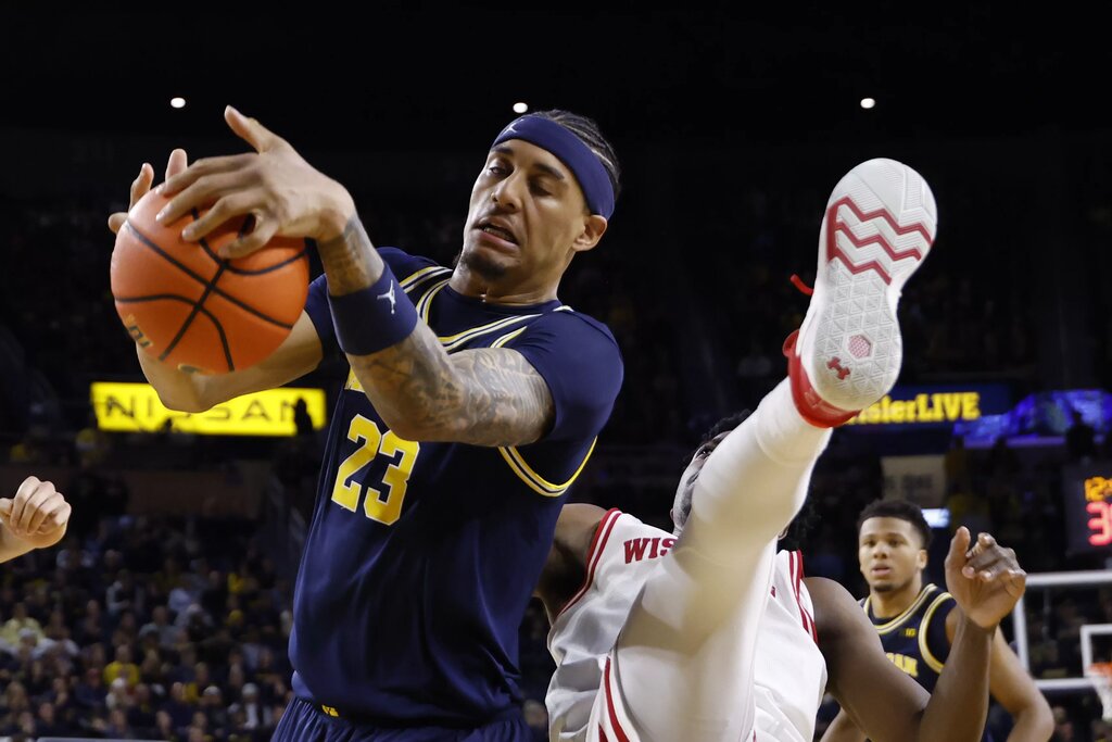 Yaxel Lendeborg fights for a rebound for Michigan