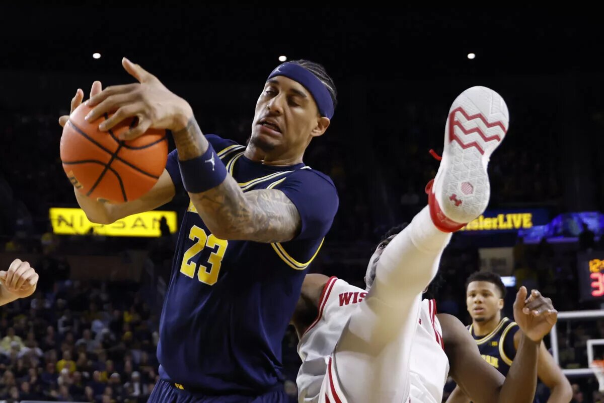 Yaxel Lendeborg fights for a rebound for Michigan