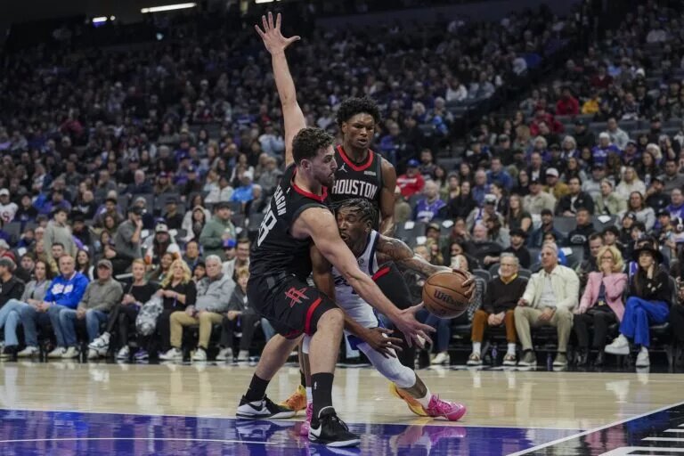 Sacramento Kings trade candidate Malik Monk defended by Houston Rockets center Alperen Sengun