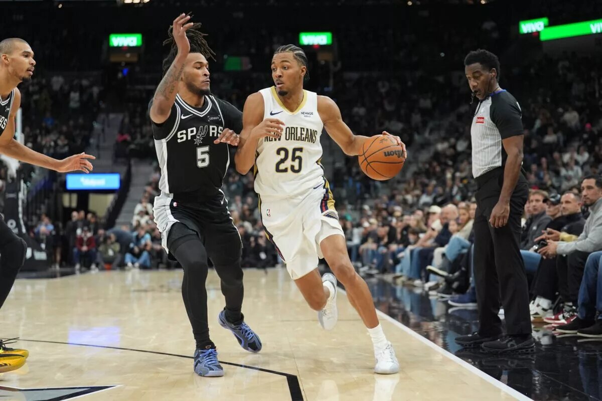 New Orleans Pelicans forward Trey Murphy III (25) dribbles against San Antonio Spurs guard Stephon Castle (5) in the second half at Frost Bank Center.