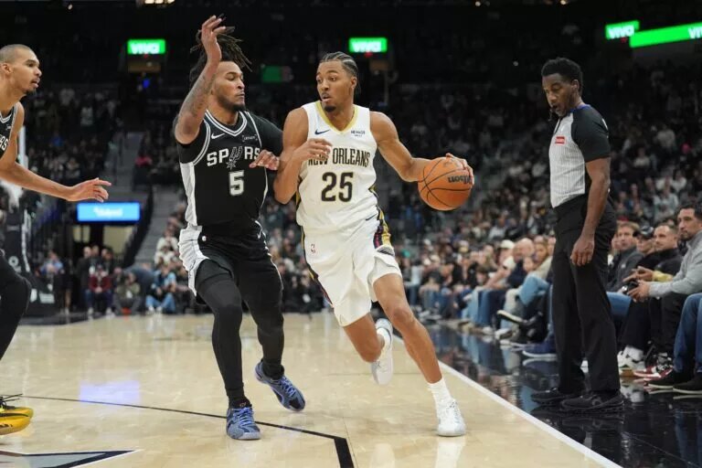 New Orleans Pelicans forward Trey Murphy III (25) dribbles against San Antonio Spurs guard Stephon Castle (5) in the second half at Frost Bank Center.