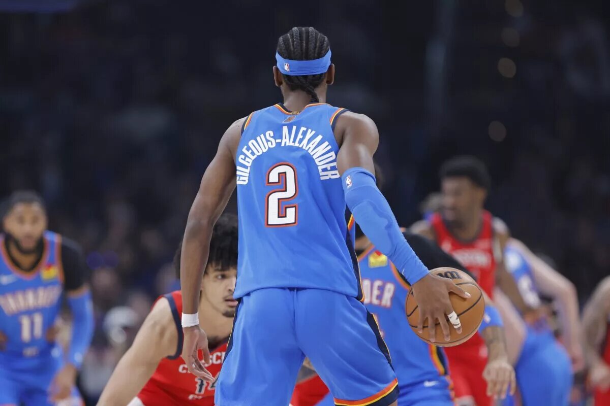 Oklahoma City Thunder guard Shai Gilgeous-Alexander (2) dribbles the ball down the court against the New Orleans Pelicans during the second quarter at Paycom Center.