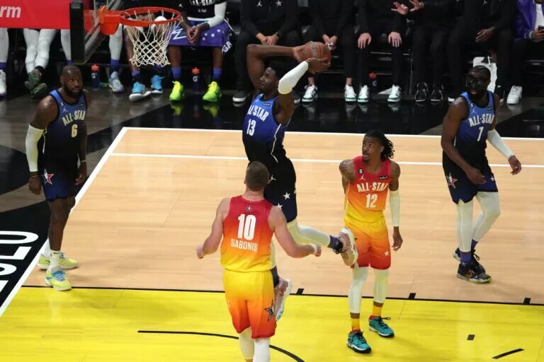 Utah Jazz big man Jaren Jackson Jr. (Team LeBron) dunks in front of Memphis Grizzlies point guard Ja Morant, Sacramento Kings center Domantas Sabonis (Team Giannis)
