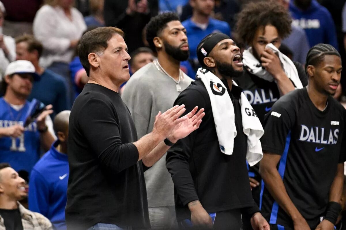 (from left) Dallas Mavericks minority owner Mark Cuban and forward Anthony Davis (center) and guard Jaden Hardy (right) watch the game against the New York Knicks during the second half at the American Airlines Center.