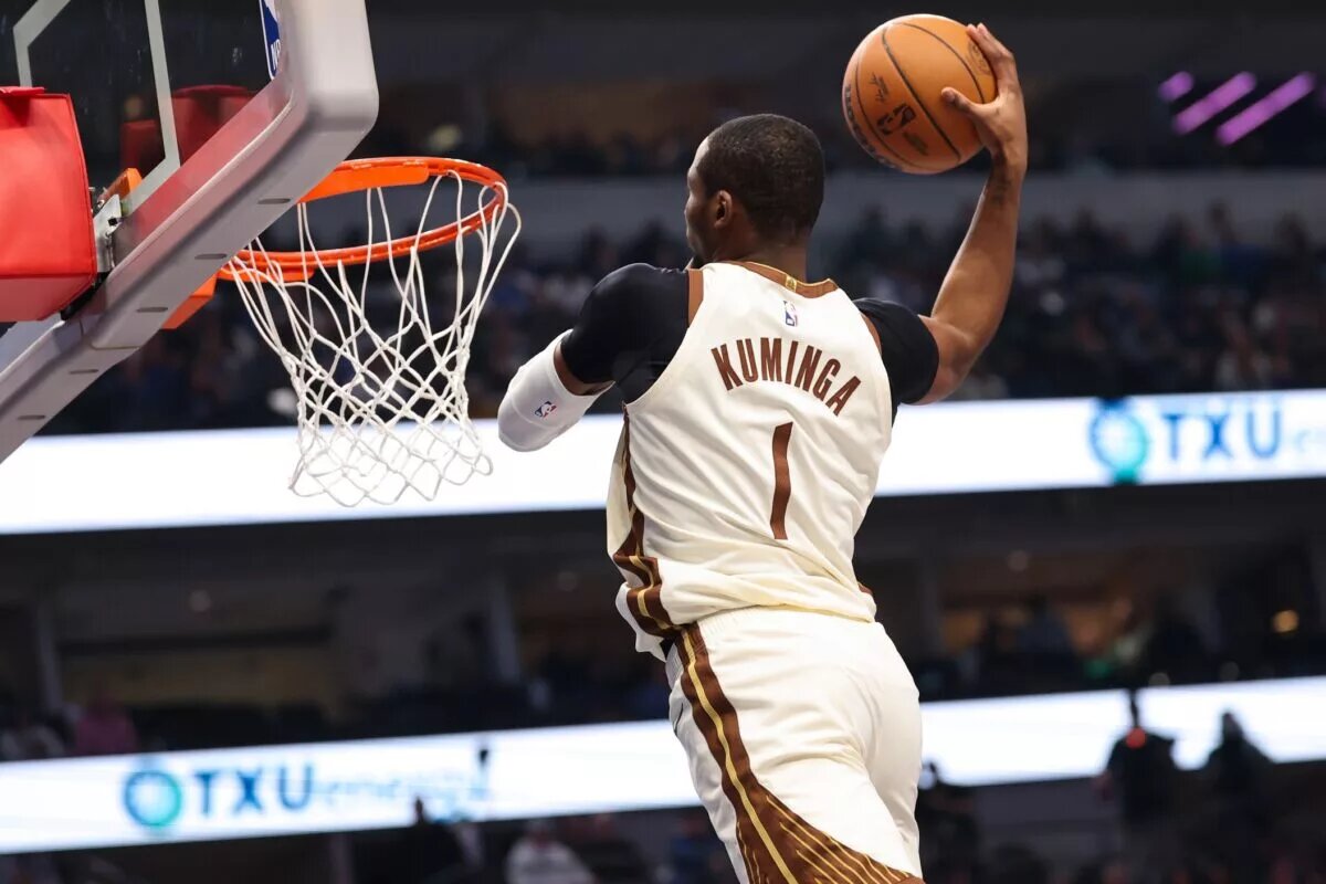 Golden State Warriors forward Jonathan Kuminga (1) dunks against the Dallas Mavericks during the first half at American Airlines Center.