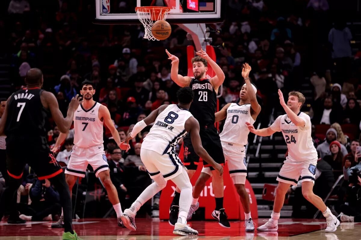 Potential Rockets All-Star reserves Alperen Sengun and Kevin Durant play offense versus the Grizzlies.